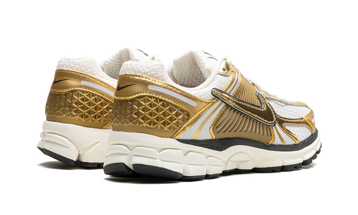 Nike Zoom Vomero 5 Sneakers – Metallic Gold & White