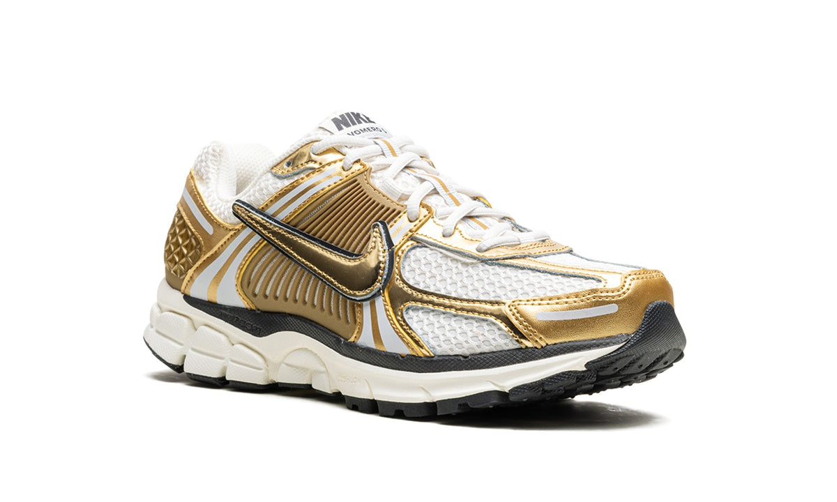 Nike Zoom Vomero 5 Sneakers – Metallic Gold & White